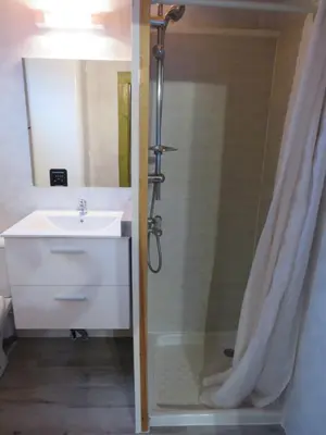Salle de bains dans l'établissement Chalet Les P'tites Maisons dans la Prairie