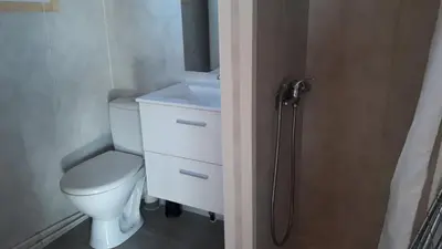 Salle de bains dans l'établissement Chalet Les P'tites Maisons dans la Prairie
