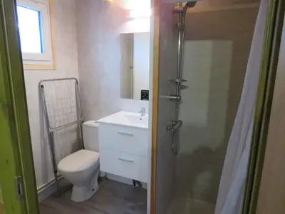 Salle de bains dans l'établissement Chalet Les P'tites Maisons dans la Prairie