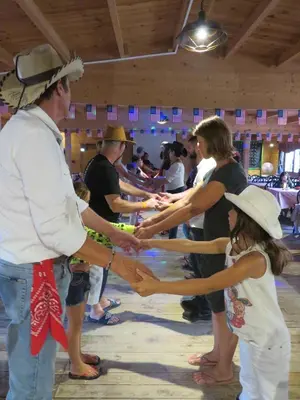 Clients de l'établissement Chalet Les P'tites Maisons dans la Prairie