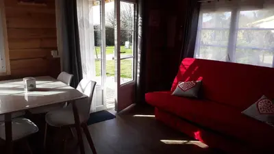 Coin salon dans l'établissement Chalet Les P'tites Maisons dans la Prairie