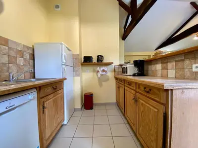 Cuisine ou kitchenette dans l'établissement Gîte rural confortable avec jardin clos, proche de Pornic, idéal pour familles, jeux et animaux bienvenus - FR-1-306-1042
