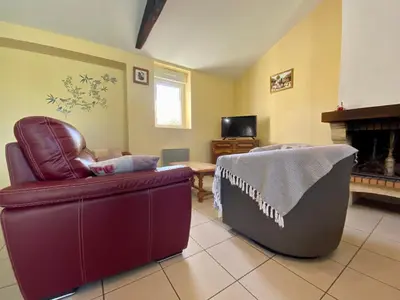 Télévision ou salle de divertissement dans l'établissement Gîte rural confortable avec jardin clos, proche de Pornic, idéal pour familles, jeux et animaux bienvenus - FR-1-306-1042