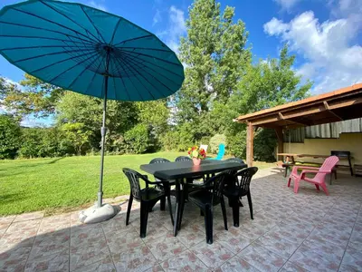 Jardin de l'établissement Gîte rural confortable avec jardin clos, proche de Pornic, idéal pour familles, jeux et animaux bienvenus - FR-1-306-1042