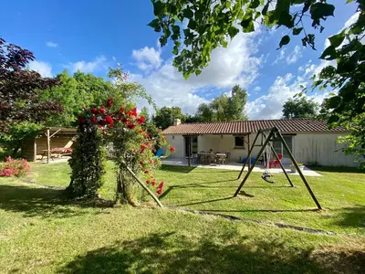 Aire de jeux pour enfants de l'établissement Gîte de campagne avec jardin clos, 3 chambres, terrasse, basse-cour, et terrain de pétanque - FR-1-306-918