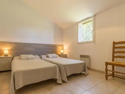 Un ou plusieurs lits dans un hébergement de l'établissement Gîte de campagne avec jardin clos, 3 chambres, terrasse, basse-cour, et terrain de pétanque - FR-1-306-918