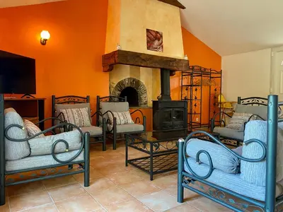 Coin salon dans l'établissement Gîte de campagne avec jardin clos, 3 chambres, terrasse, basse-cour, et terrain de pétanque - FR-1-306-918