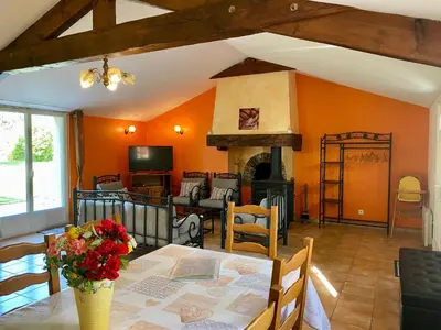 Télévision ou salle de divertissement dans l'établissement Gîte de campagne avec jardin clos, 3 chambres, terrasse, basse-cour, et terrain de pétanque - FR-1-306-918