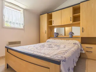 Un ou plusieurs lits dans un hébergement de l'établissement Gîte de campagne avec jardin clos, 3 chambres, terrasse, basse-cour, et terrain de pétanque - FR-1-306-918