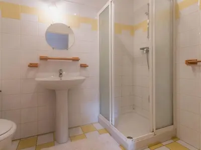 Salle de bains dans l'établissement Gîte 3 ch. avec jardin clos, proche Nantes, nature et activités extérieures - FR-1-306-1106