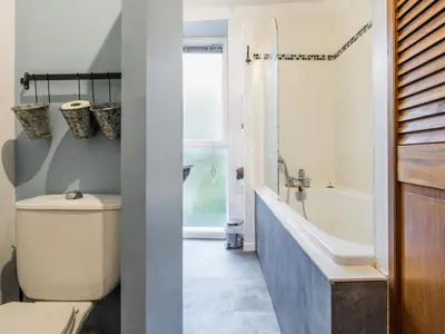 Salle de bains dans l'établissement Gîte cosy aux portes de Nantes, terrasse privée, vélos, Wifi, draps inclus - FR-1-306-824