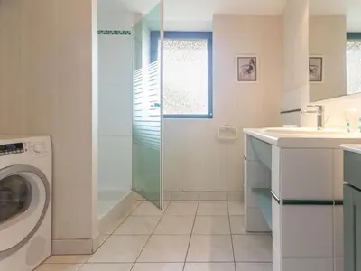 Salle de bains dans l'établissement Maison de charme avec piscine et grand jardin, près d'Ancenis - idéal pour familles et balades - FR-1-306-1151
