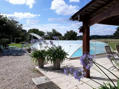 Piscine de l'établissement Maison familiale avec piscine, grand jardin clos et équipements de loisirs - FR-1-306-898 ou située à proximité