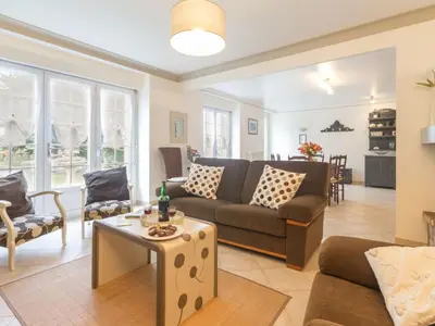 Coin salon dans l'établissement Maison familiale avec piscine, grand jardin clos et équipements de loisirs - FR-1-306-898