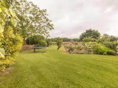 Jardin de l'établissement Maison familiale avec piscine, grand jardin clos et équipements de loisirs - FR-1-306-898