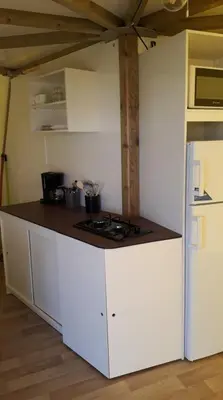 Cuisine ou kitchenette dans l'établissement Tipi Les P'tites Maisons dans la Prairie