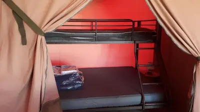 Un ou plusieurs lits superposés dans un hébergement de l'établissement Lodge Les P'tites Maisons dans la Prairie