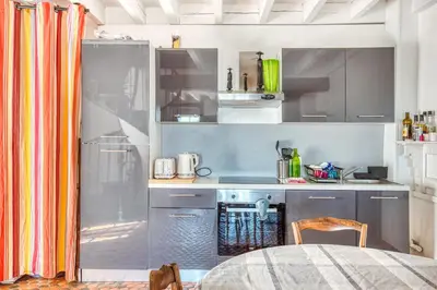 Cuisine ou kitchenette dans l'établissement Gîte Monkey cottage
