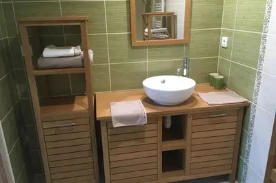 Salle de bains dans l'établissement Gîte calme et spacieux pour amoureux de la nature