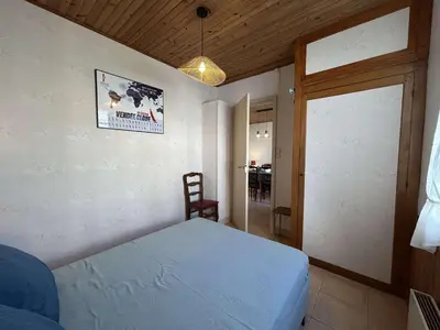 Un ou plusieurs lits dans un hébergement de l'établissement Maison 3 pièces près de l'océan, cour privée, tout équipé, 5 couchages - Saint-Jean-de-Monts - FR-1-224C-141