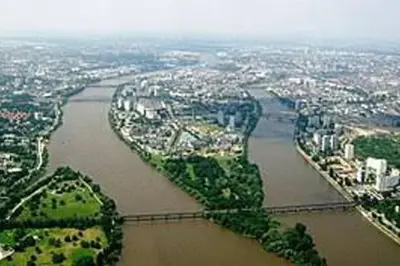 Vue générale sur Rezé ou vue de la ville depuis l'appartement