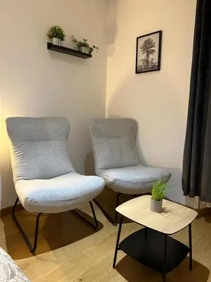 Coin salon dans l'établissement Velours & Balnéo