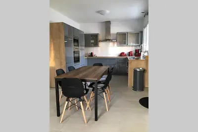 Cuisine ou kitchenette dans l'établissement Charmante Maison idéalement située