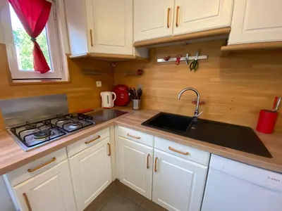 Cuisine ou kitchenette dans l'établissement Maison familiale à Saint-Brevin, plage à 20 min, animaux admis - FR-1-364-98