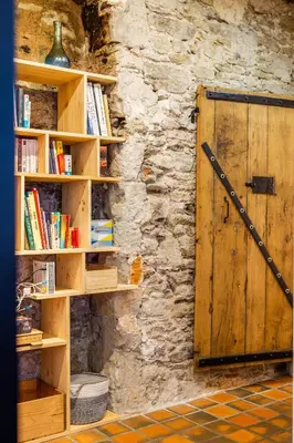 Bibliothèque dans l'appartement