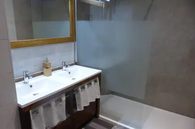 Salle de bains dans l'établissement La Gabelle Saint Hilaire