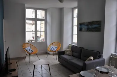 Coin salon dans l'établissement nid douillet 4places 2lits cœur de ville logement Hote-Zen wifi