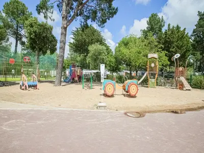 Aire de jeux pour enfants de l'établissement Mobile Home with Plancha & Pool Access
