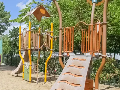 Aire de jeux pour enfants de l'établissement Mobile Home with Plancha & Pool Access