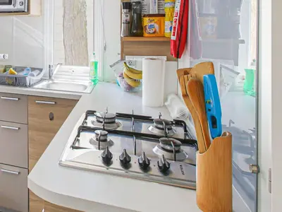 Cuisine ou kitchenette dans l'établissement Mobile Home in Saint-Jean near Beach & Pool