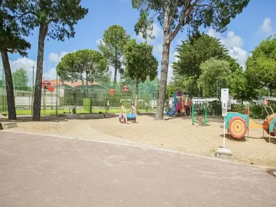 Aire de jeux pour enfants de l'établissement Mobile Home in Saint-Jean near Beach & Pool