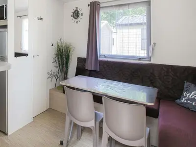 Cuisine ou kitchenette dans l'établissement Mobile Home in Saint Jean near Sea Beach
