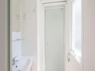 Salle de bains dans l'établissement Mobile Home in Saint Jean near Sea Beach