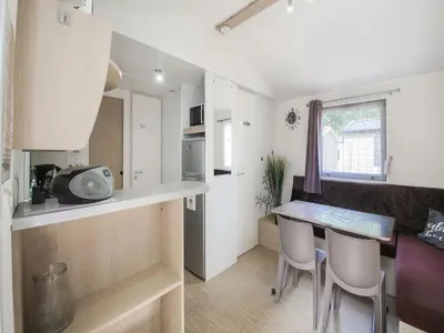 Cuisine ou kitchenette dans l'établissement Mobile Home in Saint Jean near Sea Beach