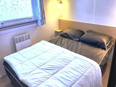 Un ou plusieurs lits dans un hébergement de l'établissement Swanky Mobile Home in Saint Jean de Monts near Seabeach