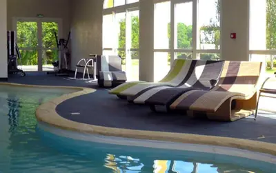 Piscine de l'établissement Hôtel de la Louée ou située à proximité