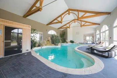 Piscine de l'établissement Hôtel de la Louée ou située à proximité
