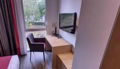 Télévision ou salle de divertissement dans l'établissement Hôtel de la Louée