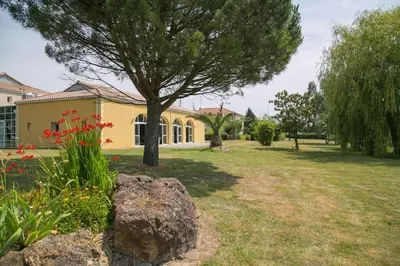 Jardin de l'établissement Hôtel de la Louée
