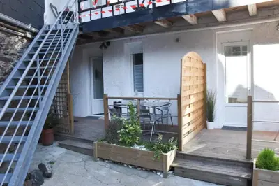 Balcon ou terrasse dans l'établissement Gîte urbain ancienne écurie au centre ville et PARKING