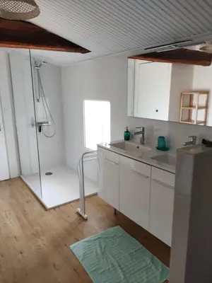 Salle de bains dans l'établissement Corps de ferme spacieux avec grand jardin, 10 personnes