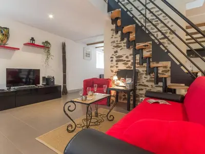 Coin salon dans l'établissement Gîte Confortable avec Jardin, Proche Mer et Ville, Équipé pour Familles, Vélo Inclus - FR-1-306-1076