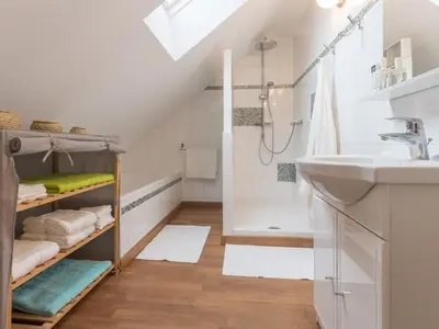 Salle de bains dans l'établissement Gîte Confortable avec Jardin, Proche Mer et Ville, Équipé pour Familles, Vélo Inclus - FR-1-306-1076