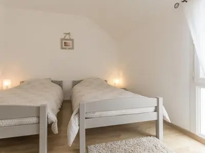Un ou plusieurs lits dans un hébergement de l'établissement Gîte Confortable avec Jardin, Proche Mer et Ville, Équipé pour Familles, Vélo Inclus - FR-1-306-1076