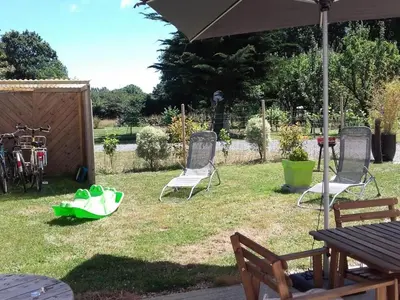 Jardin de l'établissement Gîte Confortable avec Jardin, Proche Mer et Ville, Équipé pour Familles, Vélo Inclus - FR-1-306-1076