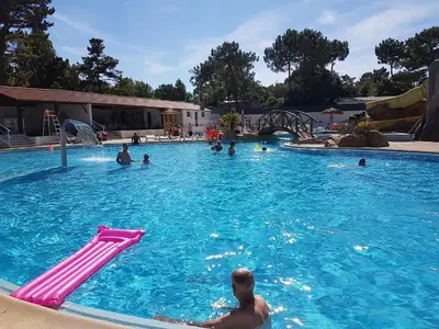 Piscine de l'établissement Mobile Homes by KelAir at Camping La Yole ou située à proximité